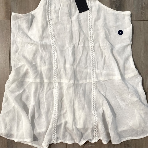 NWT HOLLISTER White flowy T-Top. 🌸💕 - Picture 2 of 5